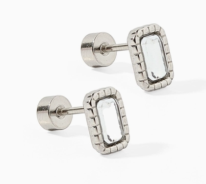 Emerald Shaped stud earings in silver with white stone. 